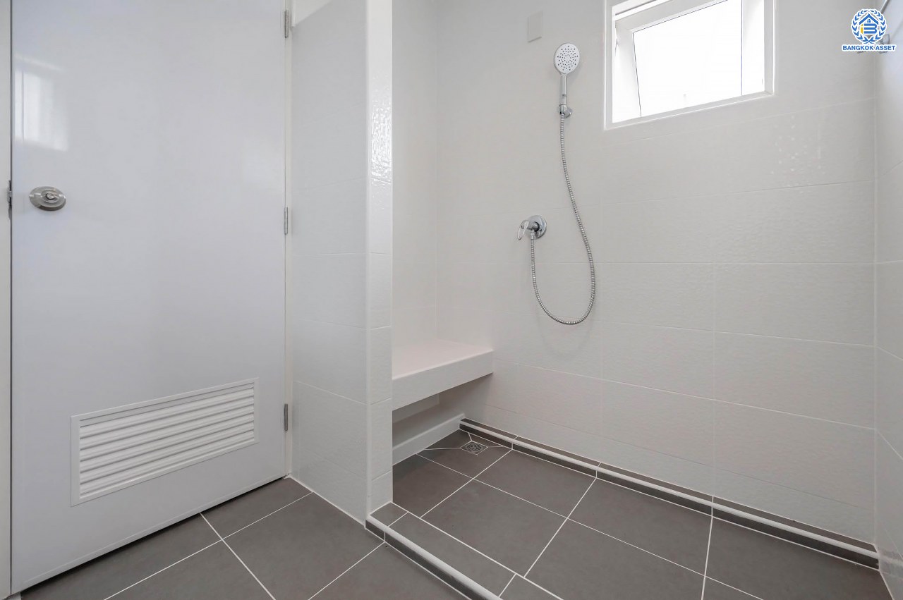 บ้านมือสองตกแต่งใหม่ คุณภาพแบรนด์ LH โครงการ ชัยพฤกษ์ ราชพฤกษ์-แจ้งวัฒนะ หลังมุม เนื้อที่ 58.1 ตร.ว. ฟังก์ชัน 3 ห้องนอน 3 ห้องน้ำ 2 ที่จอดรถ ภายในตกแต่งหรูหรา บนทำเลศักยภาพติดถนนราชพฤกษ์ เชื่อมสู่แจ้งวัฒนะได้อย่างรวดเร็ว ใกล้รถไฟฟ้าสายสีชมพู "ปากเกร็ด" จุดขึ้นทางด่วน "แจ้งวัฒนะ" โรบินสัน ไลฟ์สไตล์ ราชพฤกษ์ และ โลตัส นอร์ธราชพฤกษ์